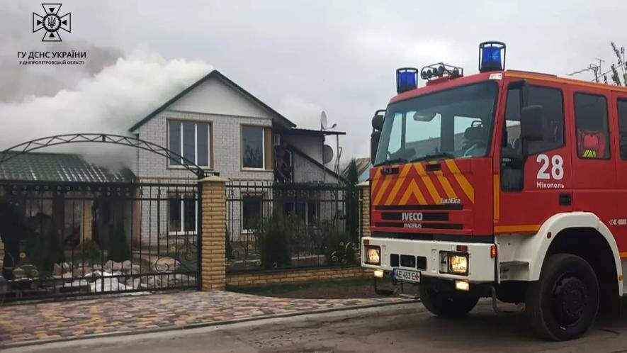 Пожежу в двоповерховому житловому будинку ліквідували надзвичайники у Нікополі 