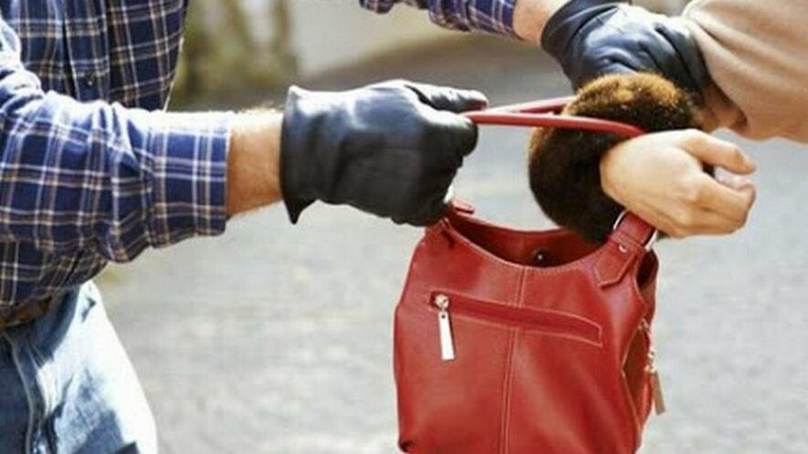 У Нікополі після відпочинку в кафе 58-річну жінку пограбував знайомий 