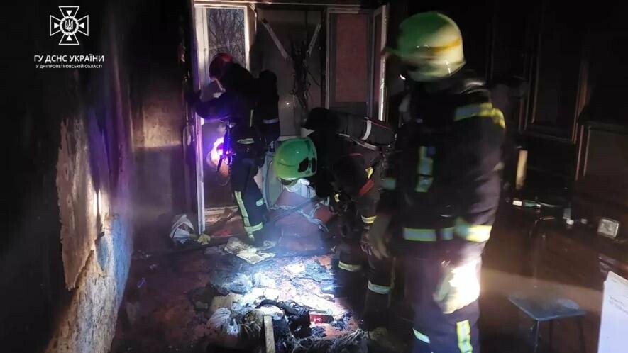 На Дніпропетровщині тіло чоловіка виявили рятувальники в палаючій оселі 