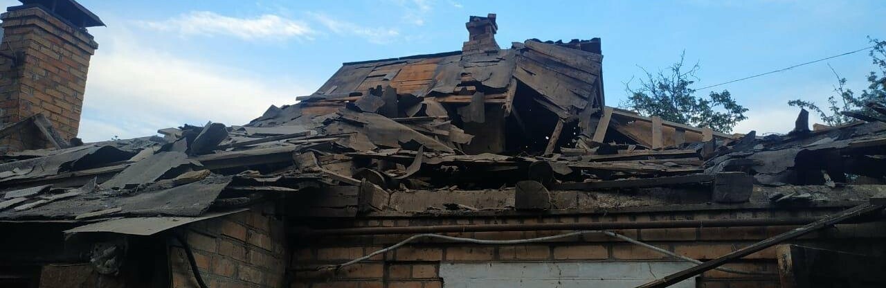Руйнування будинків та дві поранені жінки: поліцейські фіксують чергові обстріли Нікопольського району, - ФОТО