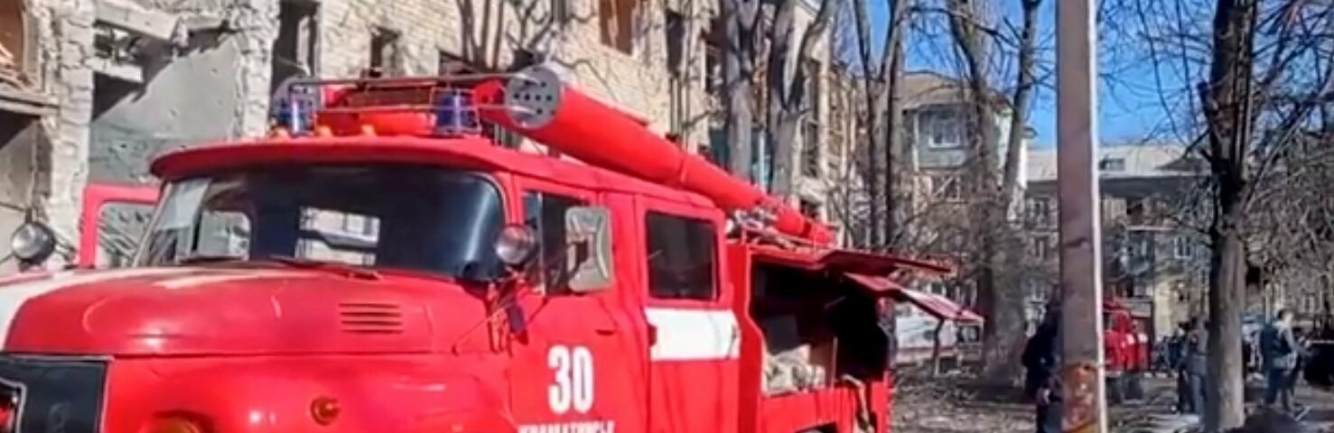 Один вбитий, семеро поранених, - поліція документує наслідки авіаудару по Краматорську, - ВІДЕО