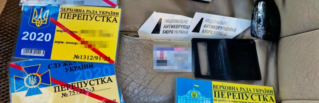 СБУ ліквідувала схему продажу фальшивих «спецперепусток», з якими авто могли їздити у комендантську годину, - ФОТО, ВІДЕО 