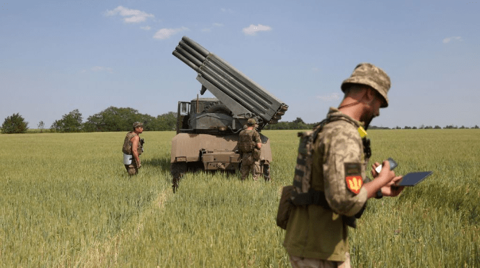 ЗСУ нанесли результативні удари по поромній переправі біля Львового та по двом районам зосередження сил і засобів ворога, - ВІДЕО