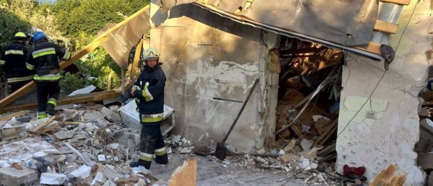 З-під завалів у Нікополі рятувальники дістали тіла двох людей, - ВІДЕО