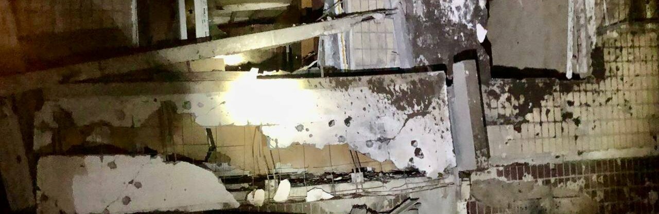 Вночі на Дніпропетровщині російські снаряди понівечили з десяток багатоповерхових та приватних будинків, два промислові підприємства, лікарню, школу, профтехучилище, автівки та газовід, - ФОТО 