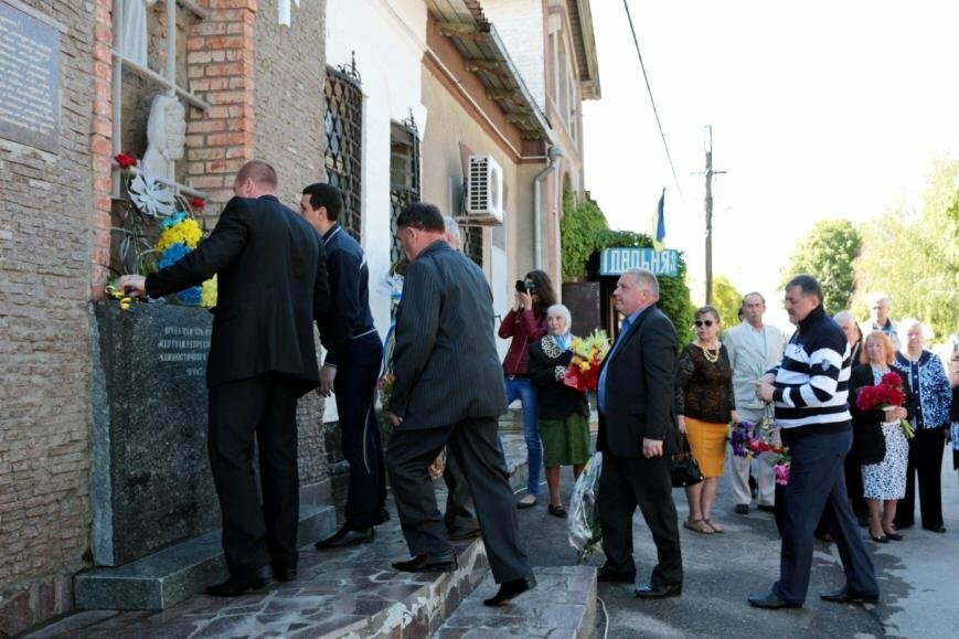 Митинг ко Дню памяти жертв политических репрессий в Никополе, фото-10 Митинг ко Дню памяти жертв политических репрессий в Никополе, фото-10