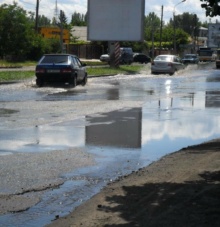Потоп на проезжей части улицы в Никополе, фото-2 Потоп на проезжей части улицы в Никополе, фото-2
