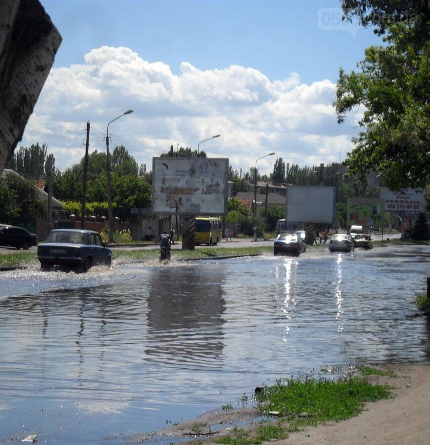 Потоп на проезжей части улицы в Никополе, фото-3 Потоп на проезжей части улицы в Никополе, фото-3