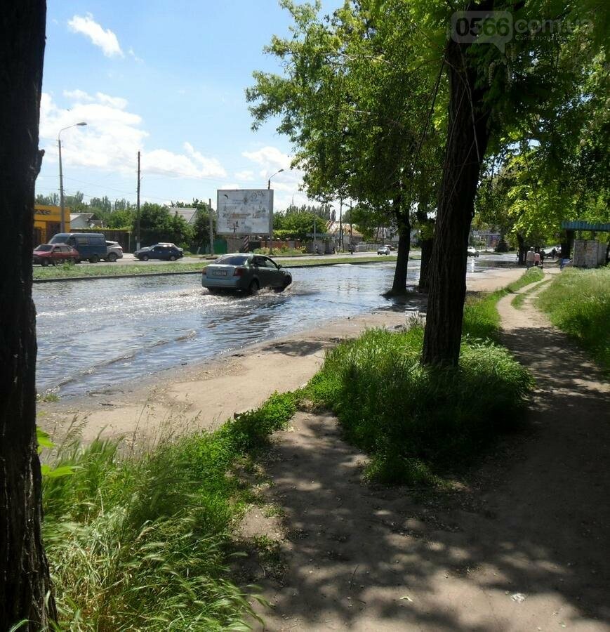 Потоп на проезжей части улицы в Никополе, фото-4 Потоп на проезжей части улицы в Никополе, фото-4