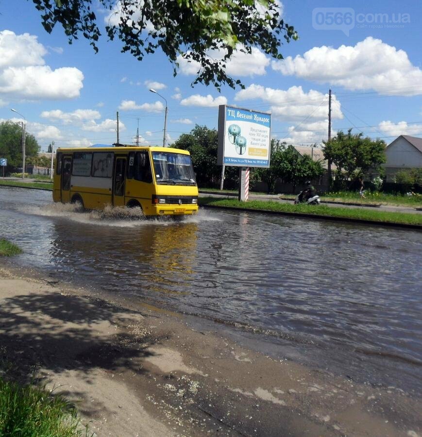 Потоп на проезжей части улицы в Никополе, фото-7 Потоп на проезжей части улицы в Никополе, фото-7