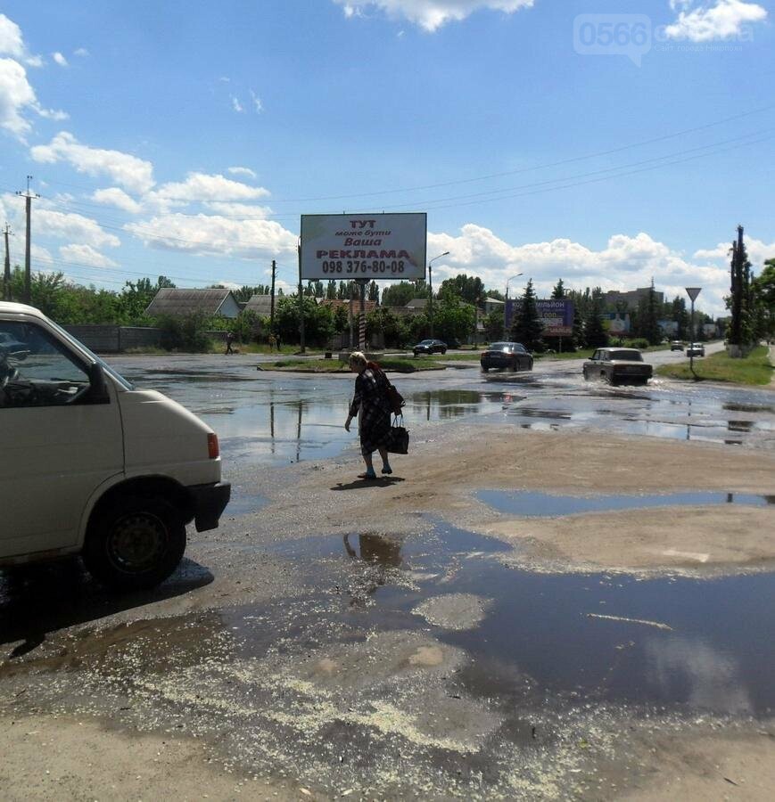 Потоп на проезжей части улицы в Никополе, фото-10 Потоп на проезжей части улицы в Никополе, фото-10