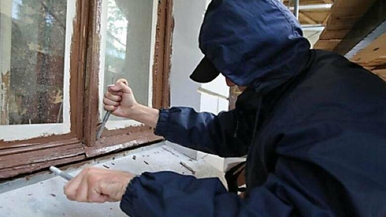 В Никополе грабитель забрался в дом пенсионерки через окно и ограбил ее