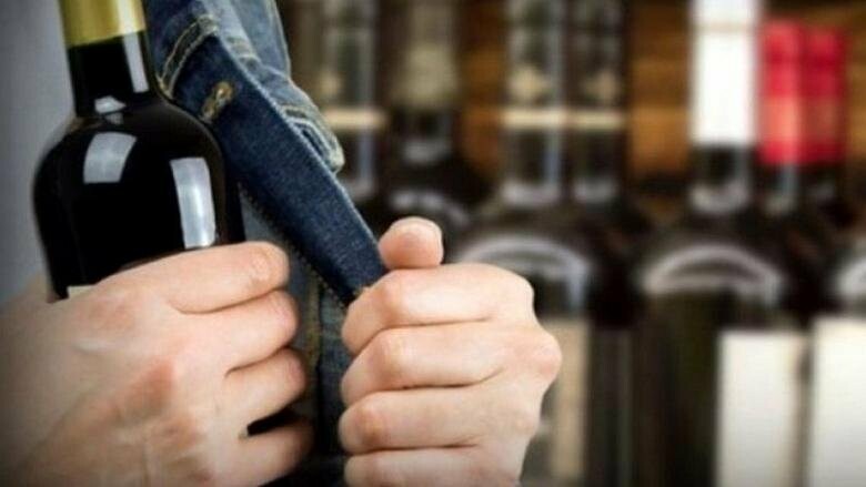Алкоголь и конфеты вынес из магазина в Никополе футбольный болельщик