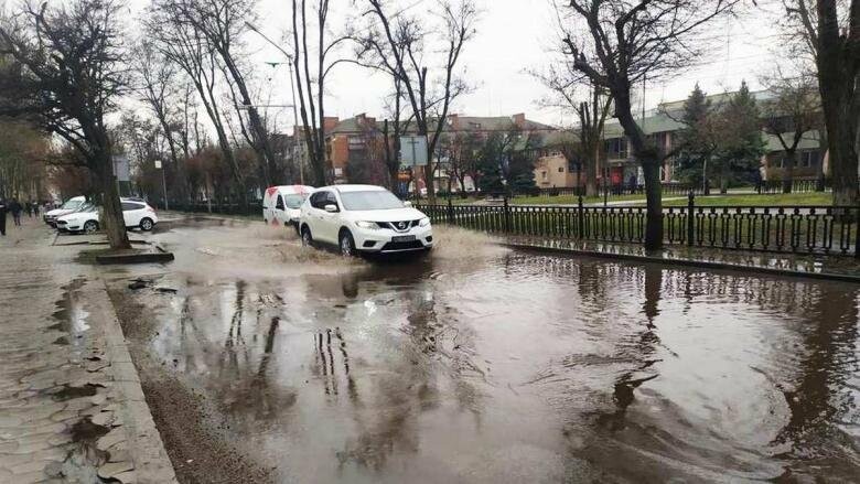 В Никополе на проспекте Трубников часть дороги затопил дождь 