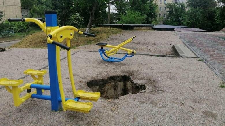 В Никополе спортивная площадка на улице Шевченко уходит под землю 