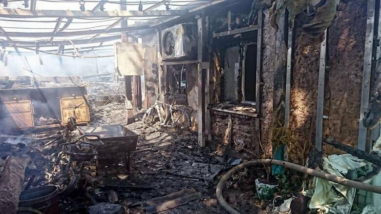 В селе под Никополем крышу жилого дома уничтожил пожар в хозпостройке