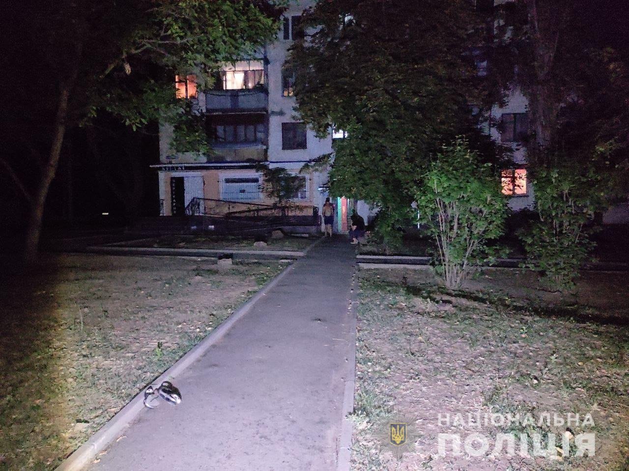 У Покрові, через ревнощі, чоловік ледь не вбив 32-річного знайомого сокирою, завдавши удару по голові