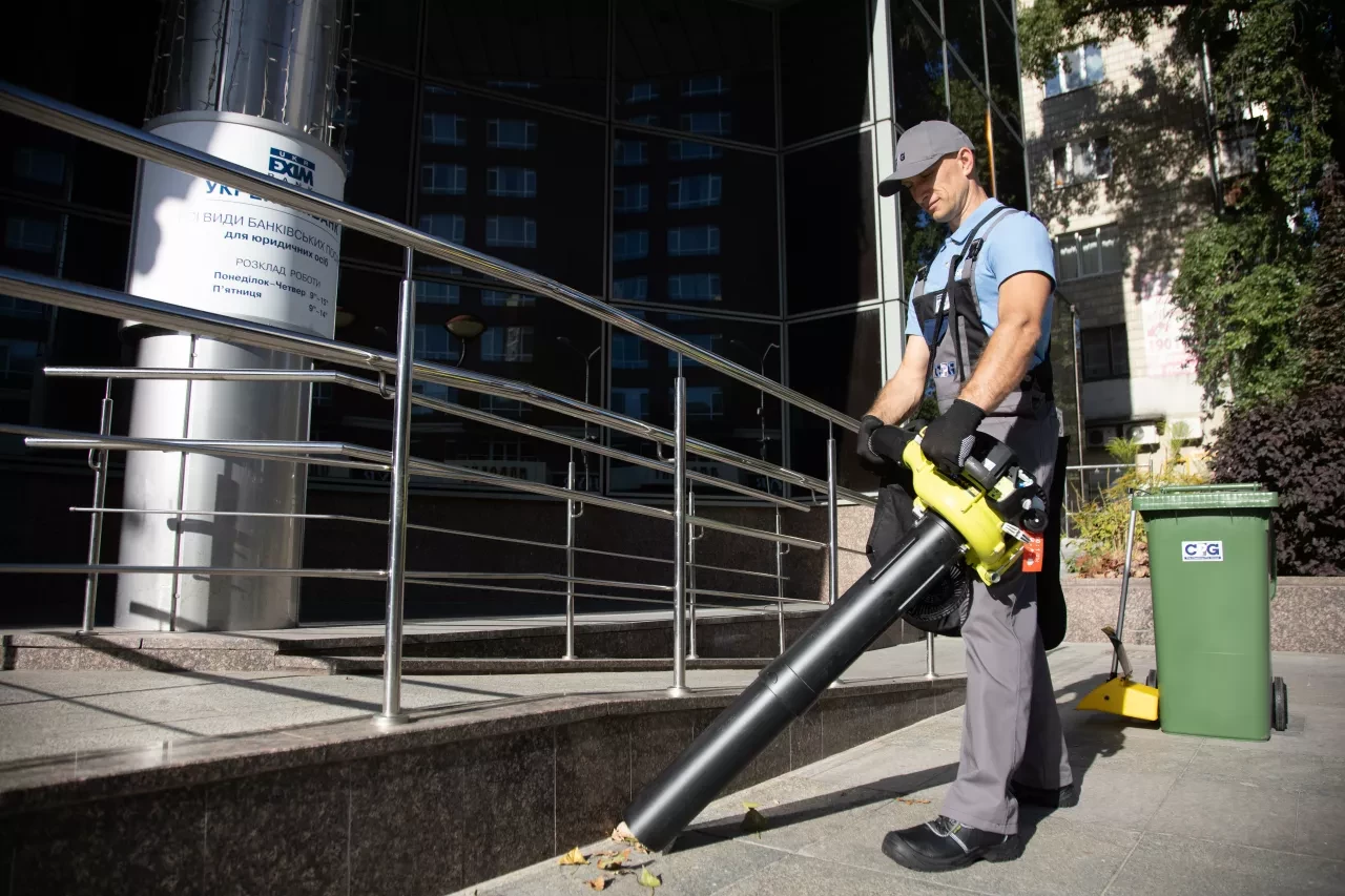 Прибирання опалого листя та гілок